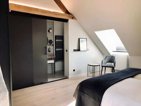 Loft | Premium bedding, memory foam beds, minibar, in-room safe
