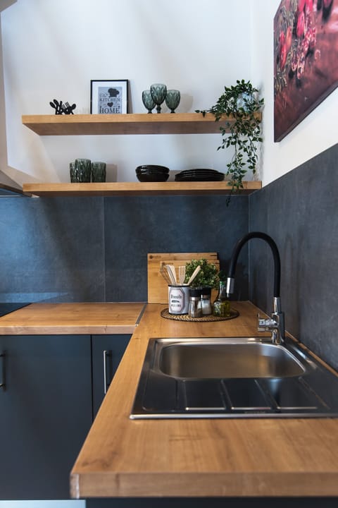 Full-size fridge, oven, stovetop, coffee/tea maker