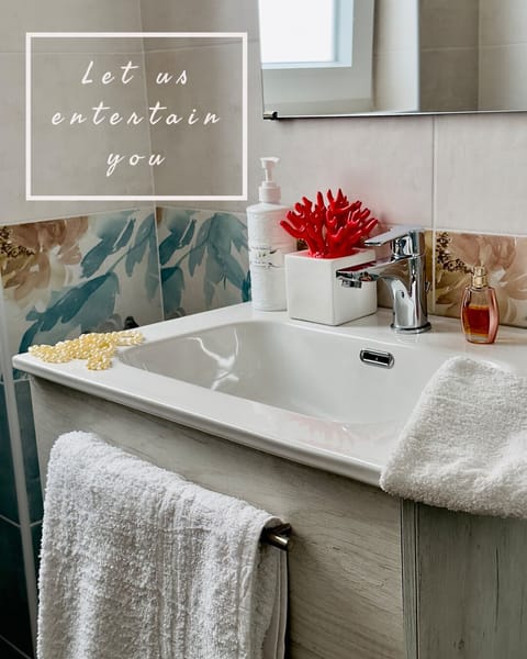 Room | Bathroom | Free toiletries, hair dryer