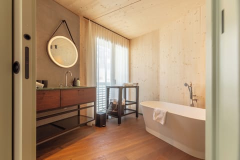 Suite | Bathroom | Shower, rainfall showerhead, free toiletries, hair dryer