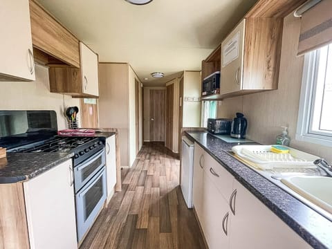 Cabin | Private kitchen | Fridge, microwave, oven, stovetop