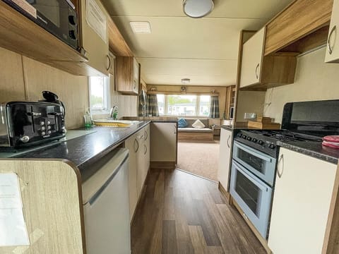 Cabin | Private kitchen | Fridge, microwave, oven, stovetop