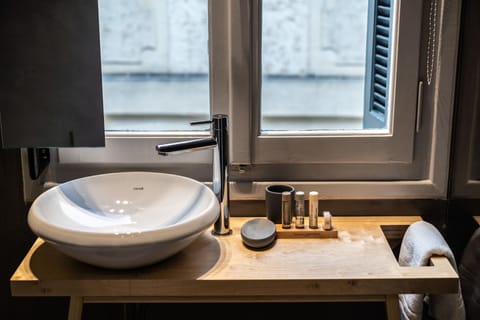 Superior Double Room | Bathroom | Shower, free toiletries, hair dryer, towels