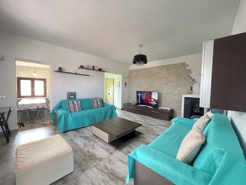 42-inch Smart TV with digital channels, Netflix, computer