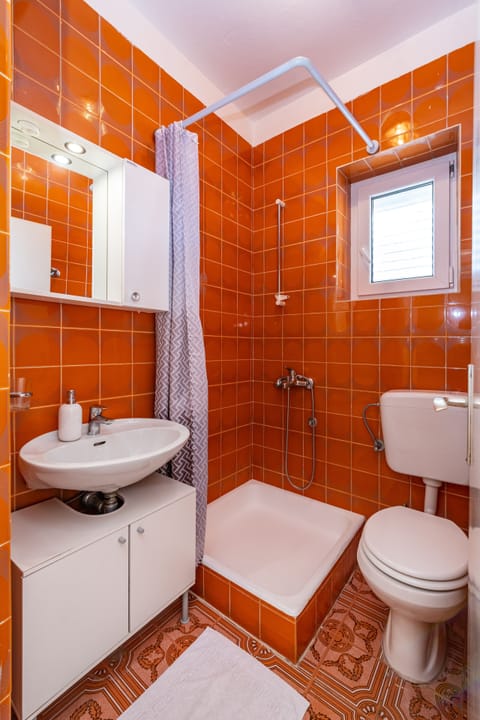 Room, 1 Bedroom, Balcony, Garden View | Bathroom