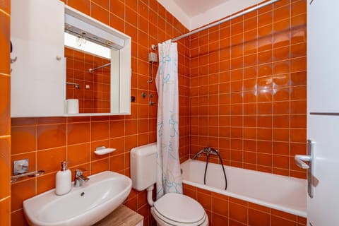 Room, 1 Bedroom, Balcony, Garden View | Bathroom