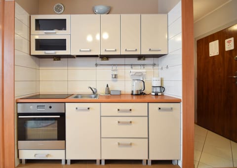 Comfort Apartment | Private kitchenette | Fridge, microwave, oven, stovetop