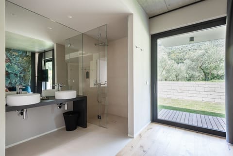 Suite | Bathroom | Shower, rainfall showerhead, hair dryer, bidet
