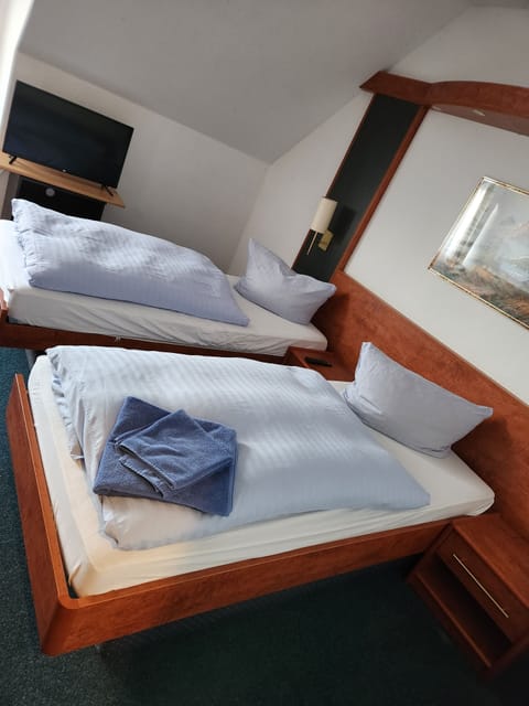 Hypo-allergenic bedding, desk, free WiFi