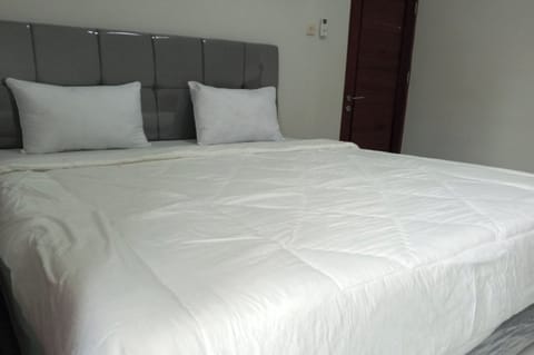 Deluxe Double Room | Desk, bed sheets