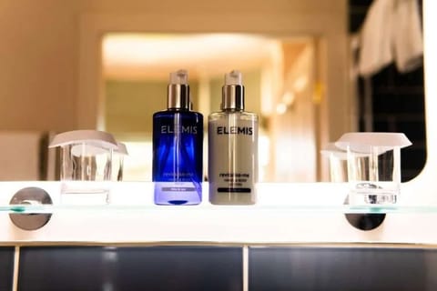 Shower, free toiletries, bathrobes, towels