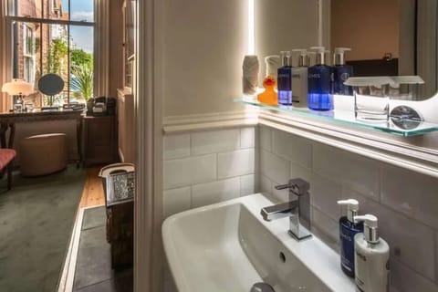 Classic Double Room | Bathroom | Shower, free toiletries, bathrobes, towels