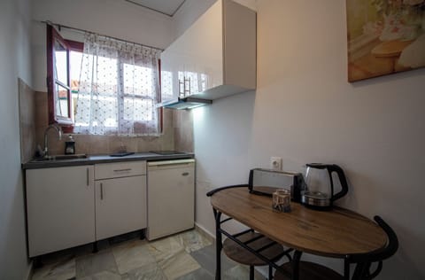 Double or Twin Room | Private kitchen | Full-size fridge, oven, stovetop, coffee/tea maker