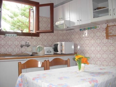 Full-size fridge, oven, stovetop, coffee/tea maker