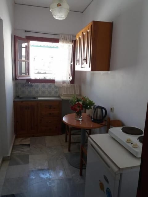 Full-size fridge, oven, stovetop, coffee/tea maker