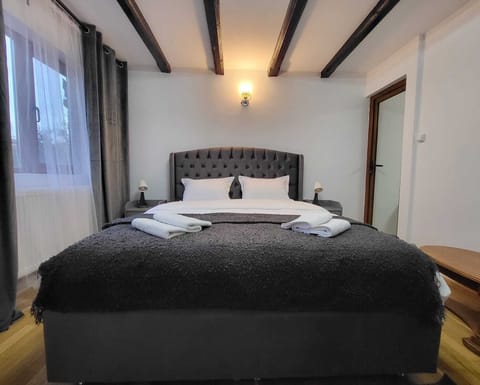 Deluxe Room | Desk, WiFi (free)