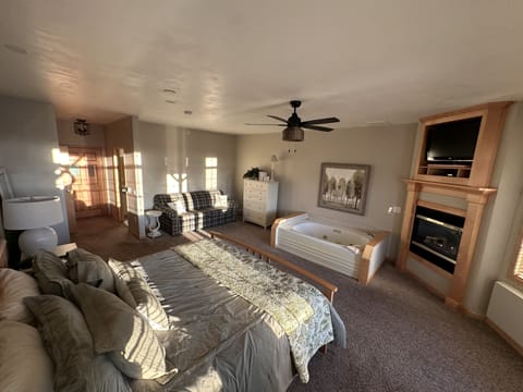 Deluxe Suite | Individually furnished, iron/ironing board, free WiFi, bed sheets