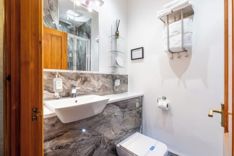 Superior Double Room | Bathroom | Shower, hair dryer, bathrobes, towels