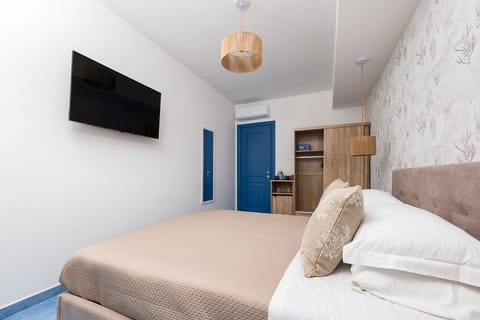 Deluxe Double Room | Hypo-allergenic bedding, down comforters, in-room safe, desk