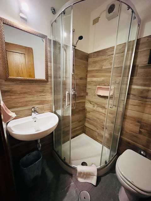 Standard Double Room, 1 Double Bed | Bathroom