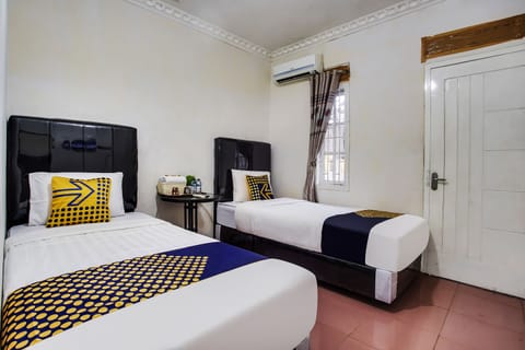 Twin Room | Desk, WiFi (free), bed sheets