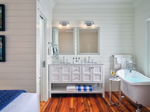 Deluxe Suite | Bathroom | Hair dryer, bathrobes, towels, soap