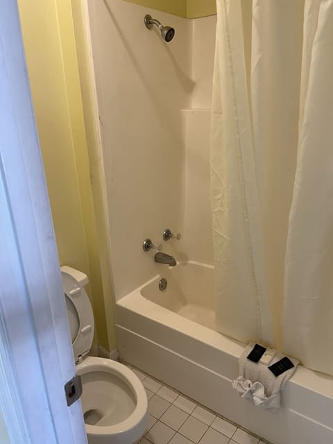 Economy Double Room, Non Smoking | Bathroom | Jetted tub