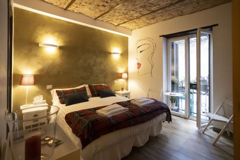 Comfort Room | Individually decorated, individually furnished, blackout drapes