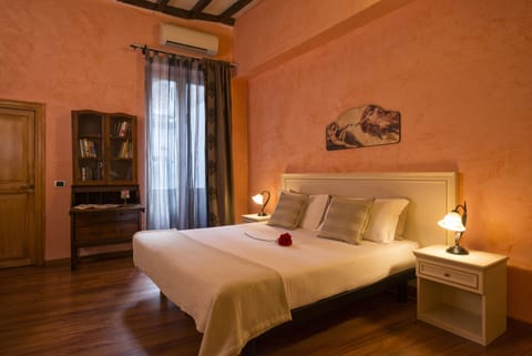 Premium bedding, free minibar, in-room safe, desk