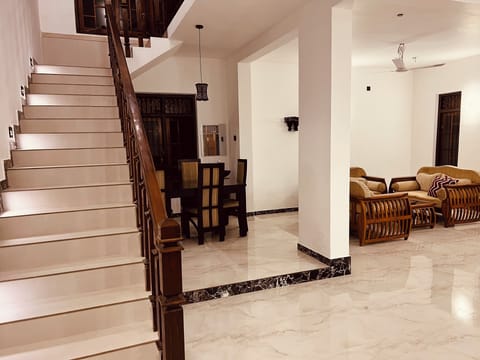 Standard Room, 1 Queen Bed | Bathroom | Free toiletries, hair dryer, slippers, bidet