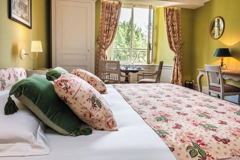 Premium bedding, pillowtop beds, free minibar, individually decorated