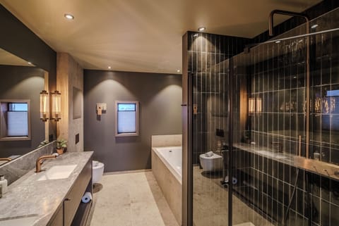 Loft suite with Harbour view | Bathroom | Hair dryer, heated floors, towels, soap