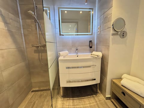 Classic Double Room | Bathroom | Shower, hair dryer, towels, soap
