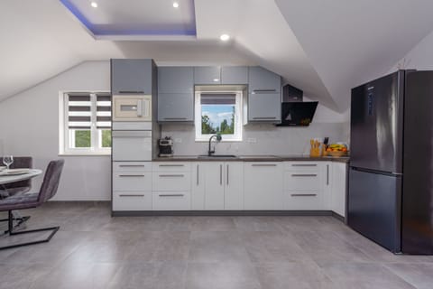 Microwave, oven, dishwasher, coffee/tea maker