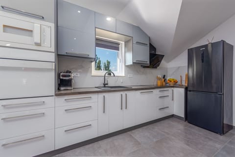 Microwave, oven, dishwasher, coffee/tea maker