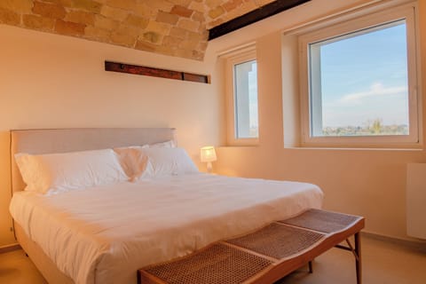 Deluxe Room | Minibar, in-room safe, soundproofing, free WiFi