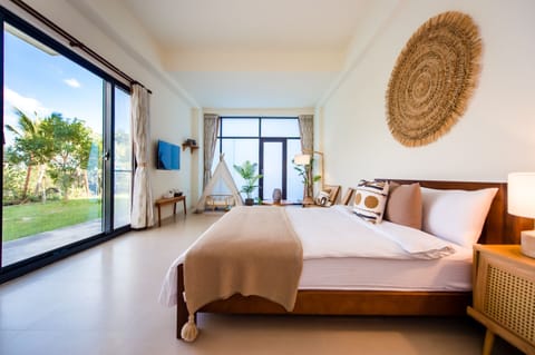 Deluxe Double Room with Mountain View and Bathtub | Desk, blackout drapes, free WiFi, bed sheets
