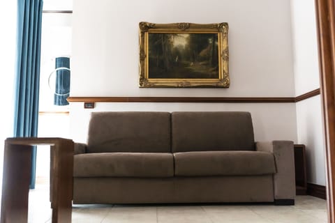 Deluxe Suite | Living area | 32-inch flat-screen TV with satellite channels