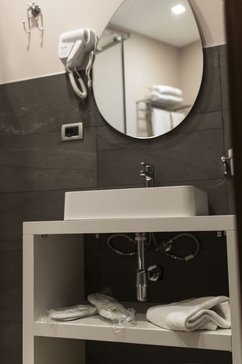 Deluxe Room | Bathroom | Shower, rainfall showerhead, hair dryer, bidet