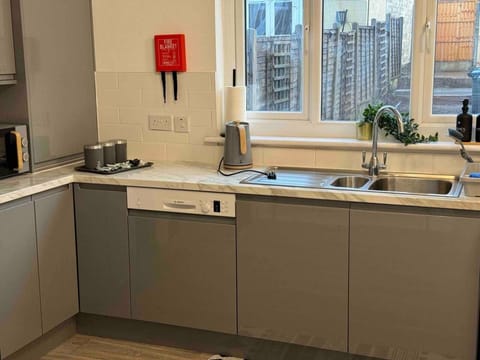 House | Private kitchen | Fridge, microwave, oven, stovetop