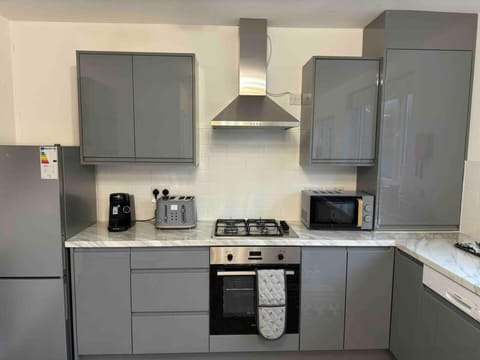 House | Private kitchen | Fridge, microwave, oven, stovetop