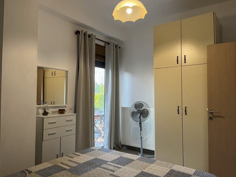 2 bedrooms, desk, laptop workspace, blackout drapes