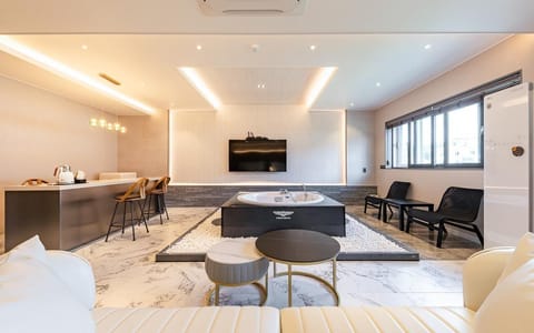 Suite Family Twin Avenue - Spa | Premium bedding, free minibar items, desk, laptop workspace