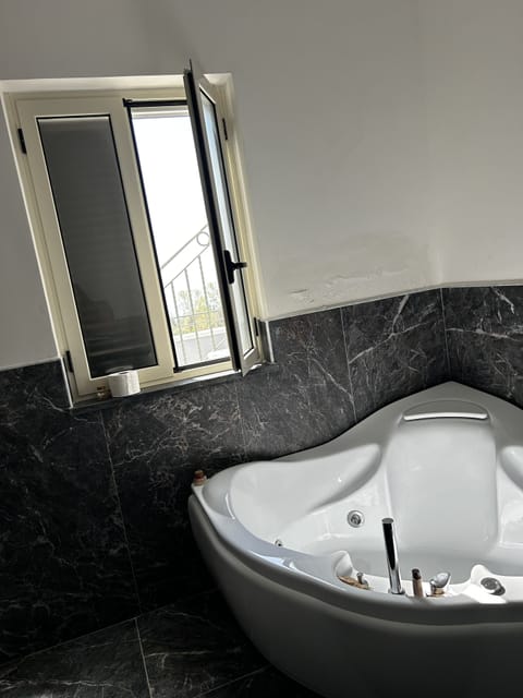 Romantic Suite | Bathroom | Free toiletries, hair dryer