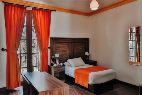 Basic Triple Room | In-room safe, individually furnished, desk, laptop workspace