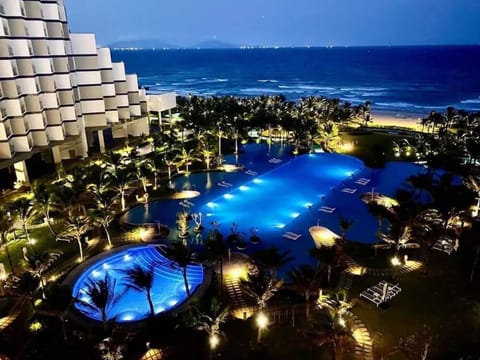 2 outdoor pools