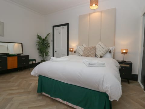 6 bedrooms, individually decorated, individually furnished, free WiFi