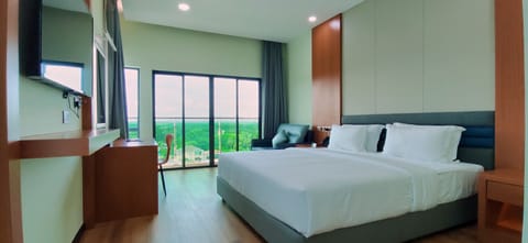Executive Room, 1 King Bed | In-room safe, desk, laptop workspace, blackout drapes