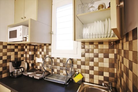 Apartment | Private kitchen | Microwave, cookware/dishes/utensils