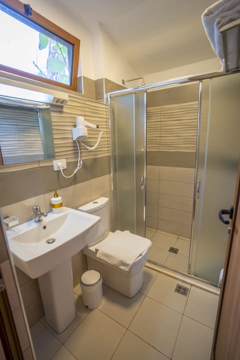 Shower, rainfall showerhead, free toiletries, hair dryer